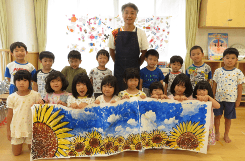 絵画教室に参加する子供たち