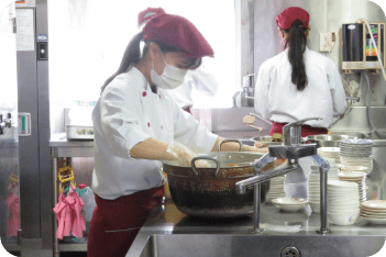 調理スタッフはコックさん