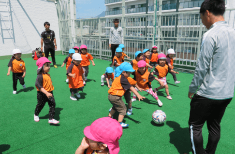 サッカー選手と触れあう子供たち